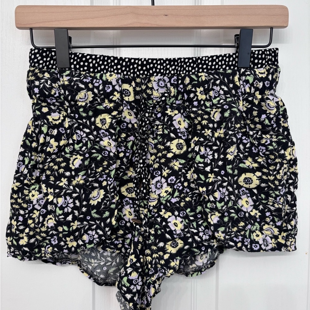 Black Floral Flowy Shorts | Vanilla Star Size S